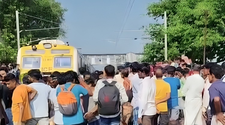 রোজই ট্রেন লেট! প্রতিবাদে আমতা শাখায় যাত্রীদের রেল অবরোধ