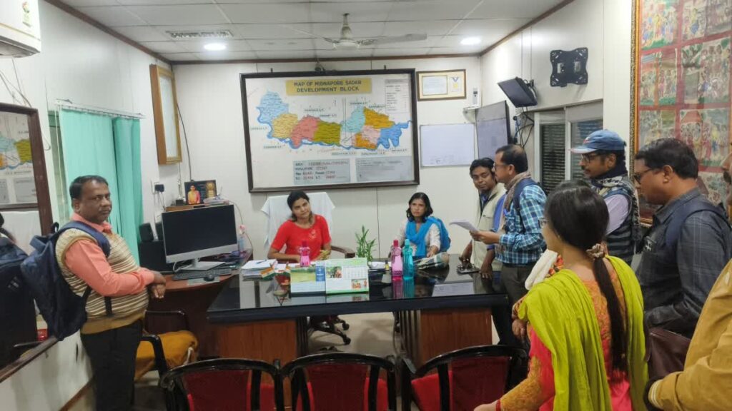 SIR in Bengal: অতিরিক্ত কাজের চাপ, CEO দপ্তরে BLO-দের বিক্ষোভ