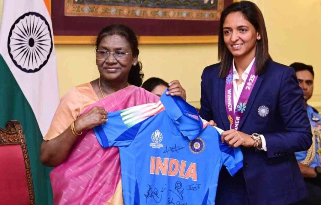 রাষ্ট্রপতি দ্রৌপদী মুর্মুর সঙ্গে সাক্ষাৎ বিশ্বজয়ী হরমনদের, জার্সি উপহার দিলেন অধিনায়ক