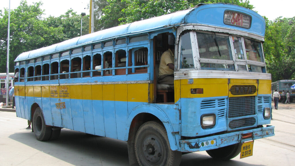 বাস মালিকদের চিন্তামুক্তি: রাস্তায় চলতে পারবে ১৫ বছরের বেশি পুরোনো বাস