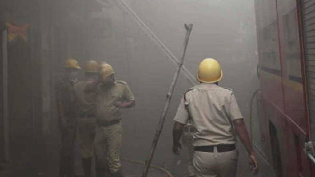 লালবাজারে বিধ্বংসী আগুন, ঘটনাস্থলে দমকলের পাঁচটা ইঞ্জিন