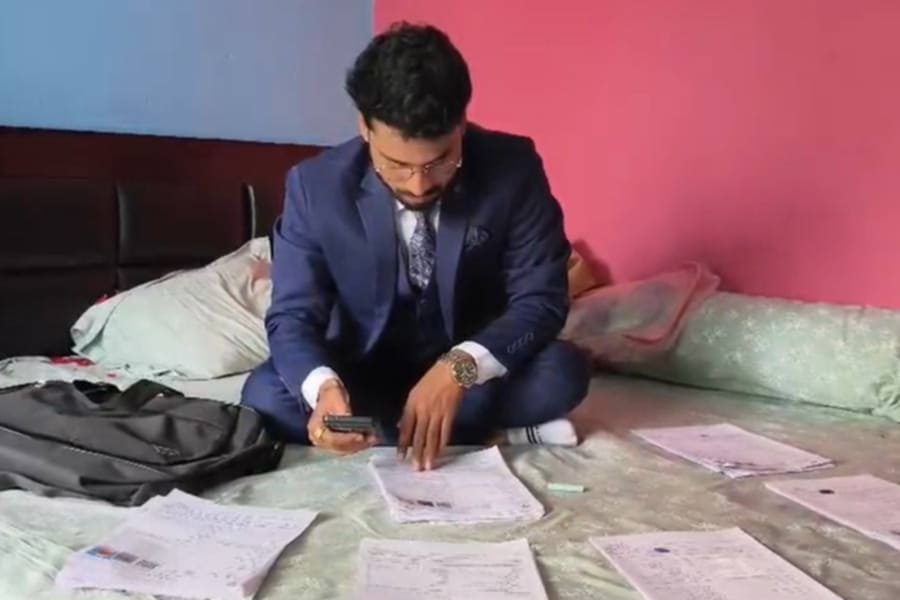 বউভাতেও ছুটি নেই! SIR এর কাজে বরকে ঘরবন্দি করে রাখল ডেডলাইন