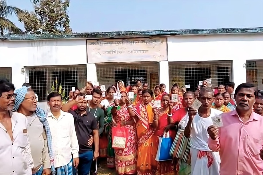 নিয়মিত ভোট দিয়েও উধাও নাম! ২০০২-র তালিকায় বাদ হুগলির করিন্যা গ্রামের ১৫০০ ভোটার