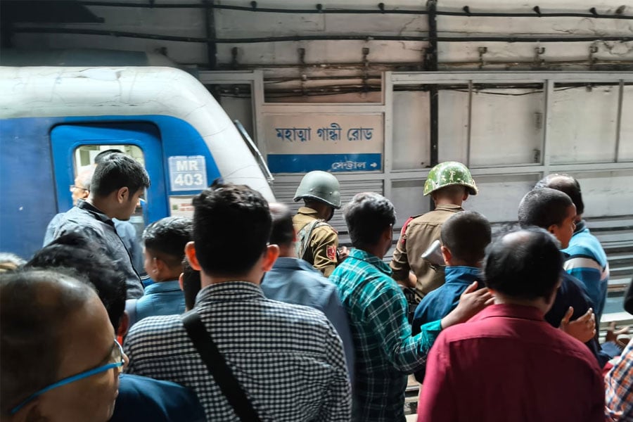 মহাত্মা গান্ধী রোড মেট্রো স্টেশনে আত্মহত্যার চেষ্টা, ব্লু লাইনে ব্যাহত পরিষেবা