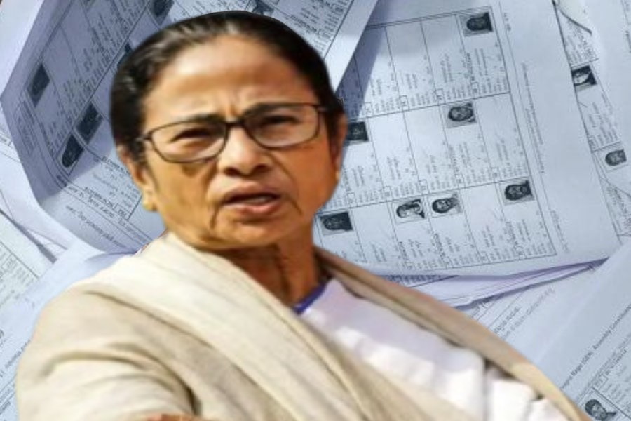 মুখ্যমন্ত্রীর জন্য SIR বাধ্যতামূলক নয়, তবু মমতার বাড়িতে এনুমারেশন ফর্ম কি উদ্দেশে? প্রশ্নের মুখে কমিশন
