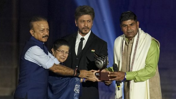 SRK: গ্লোবাল পিস অনার্সে শহীদদের আবেগঘন শ্রদ্ধা শাহরুখ খানের, শান্তি ও মানবতার বার্তায় আপ্লুত মুম্বাই