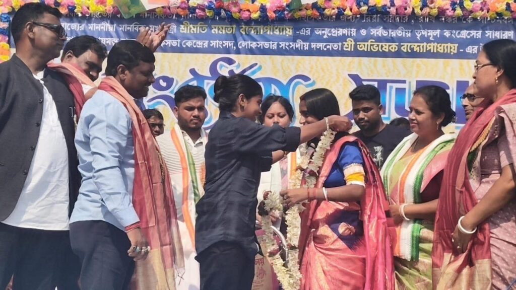 অচলায়তন ভাঙা দম্পতি রিয়া-রাখিকে সংবর্ধনা তৃণমূলের, কুর্নিশ জানালেন অভিষেক