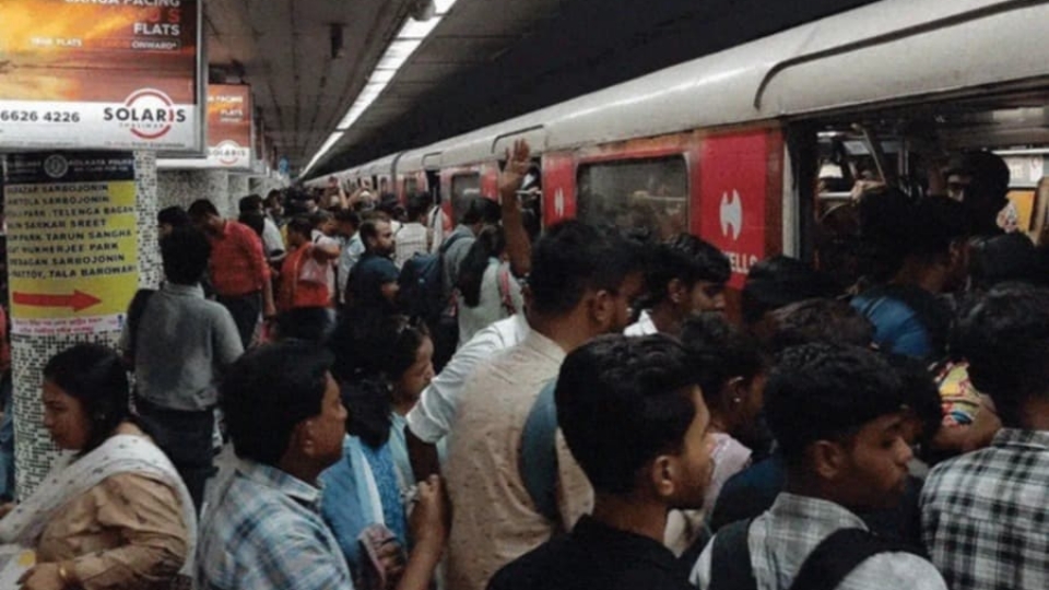 Kolkata Metro: আবার মেট্রোয় ঝাঁপ! ব্লু লাইনে ব্যাহত পরিষেবা