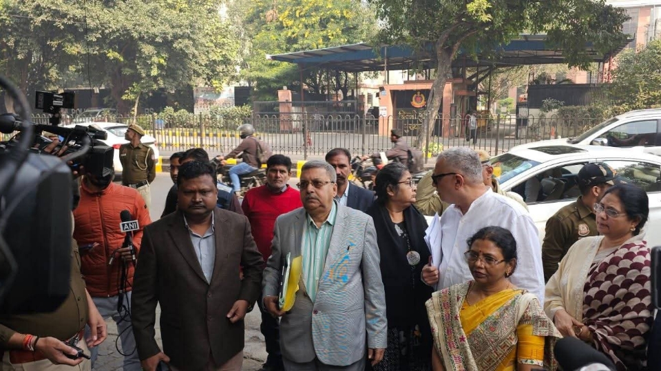 তৃণমূলের পাঁচ প্রশ্নের উত্তর নয়, বদলে ‘গল্প’ শুনিয়েছে কমিশন, দাবি প্রতিনিধি দলের