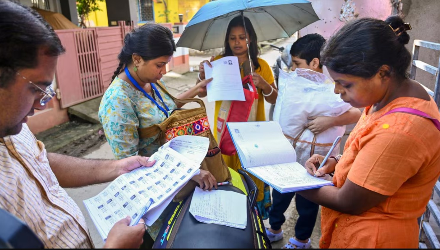 কমিশনের ভুল ম্যাপিংয়ের জেরে ‘অস্তিত্বহীন’ লক্ষ লক্ষ ভোটার