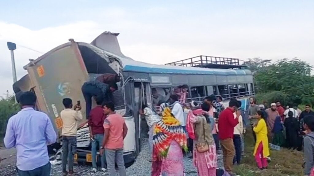 তেলঙ্গানায় সরকারি বাসে ট্রাকের ধাক্কা! মৃত অন্তত ১৬