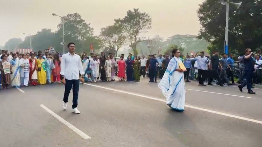SIR Rally: রেড রোডে পদযাত্রায় সংবিধান হাতে হাঁটছেন মমতা, রয়েছে SIR ‘আতঙ্কে’ মৃতদের পরিজনরাও