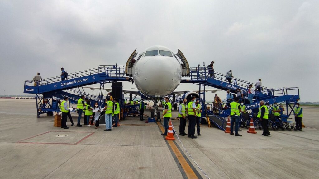 ইন্ডিগোর বিমানে বোমা হামলার হুমকি, দিল্লি-মুম্বই-সহ ৫ বিমানবন্দরে জারি হাই অ্যালার্ট