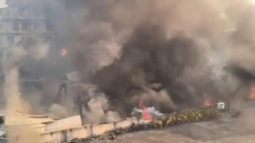 Kolkata Fire: ভয়াবহ অগ্নিকাণ্ড লালবাজারের কাছে, পুড়ে ছাই মার্কেটের একাংশ