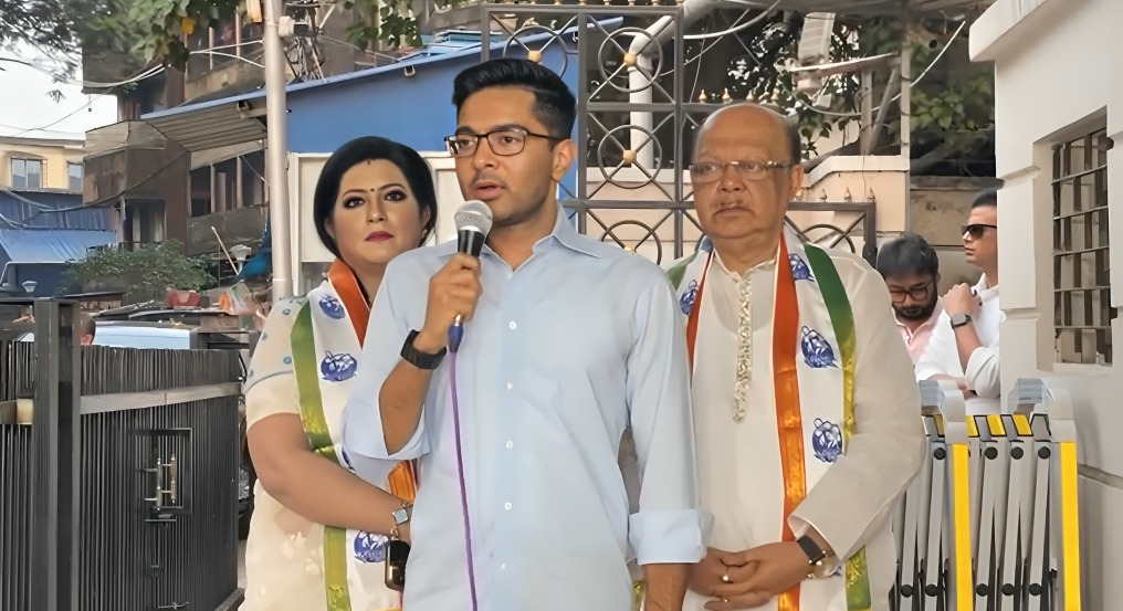 ভোটবন্দি করতে গিয়ে মুখ থুবড়ে পড়বে বিজেপি: শোভন-বৈশাখীকে পাশে নিয়ে আক্রমণ শানালেন অভিষেক