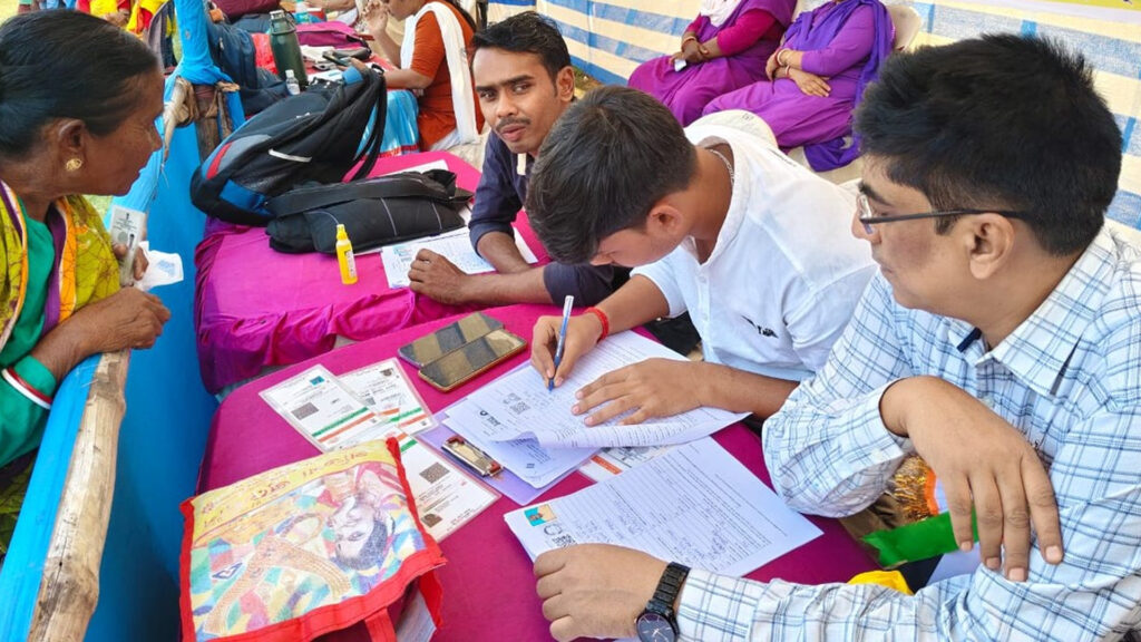 সুপারভাইজারের সঙ্গে কথা বলতে বলতেই অসুস্থ BLO, অতিরিক্ত কাজের চাপকেই দায়ী করছেন সতীর্থরা