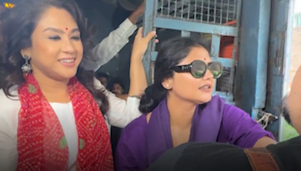 যাদবপুর স্টেশনে রামকমলের ছবির ব্যতিক্রমী প্রচার— ‘লক্ষ্মীকান্তপুর লোকাল’ নিয়ে ট্রেন-যাত্রায় সায়নী–চান্দ্রেয়ী