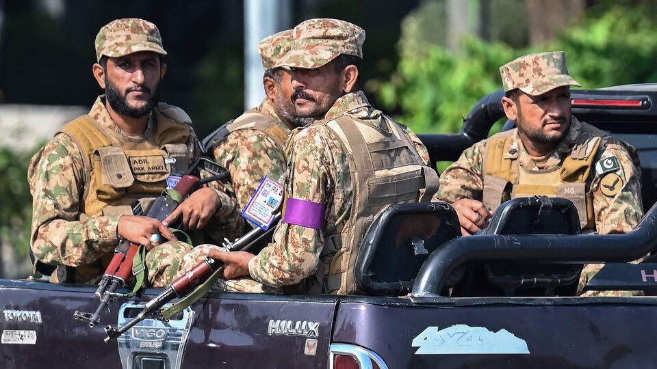 পাক আধাসামরিক বাহিনীর সদর দপ্তরে জঙ্গি হামলা! মৃত অন্তত তিন জওয়ান