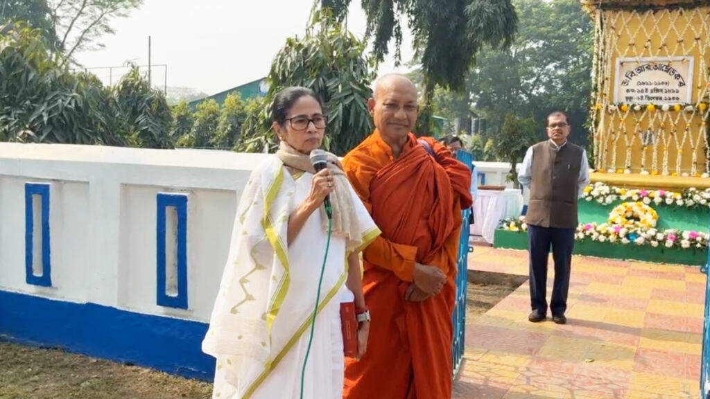 দেশে গণতান্ত্রিক অধিকার আজ বিপদের মুখে, রেড রোডে সংবিধান দিবসে বললেন মমতা