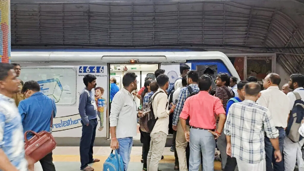 ফের মেট্রো বিভ্রাট, শহরের লাইফলাইন থমকে ঘণ্টাখানেক