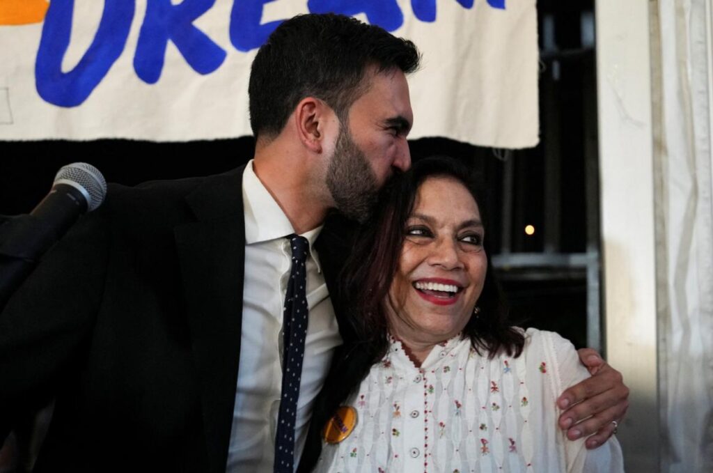 সদ্য নির্বাচিত নিউইয়র্কের প্রথম ভারতীয় বংশোদ্ভূত মুসলমান মেয়রের বিখ্যাত ‘মা’কে চেনেন?