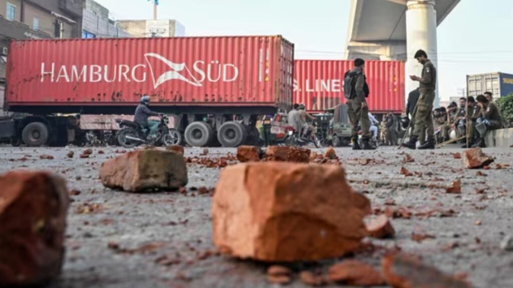 ভয়াবহ গাড়ি বিস্ফোরণ ইসলামাবাদে, বহু মৃত্যুর আশঙ্কা