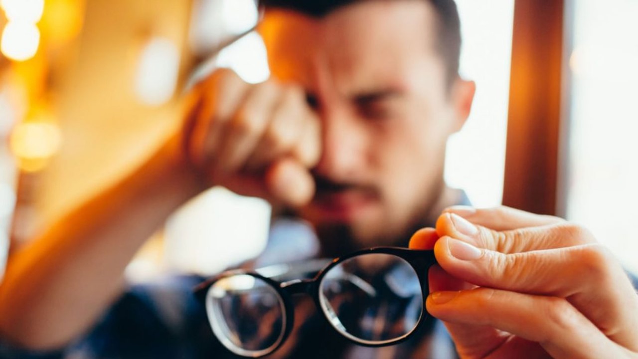 হঠাৎ ঝাপসা দেখা? চশমা নয়, রেটিনা হতে পারে আসল দোষী