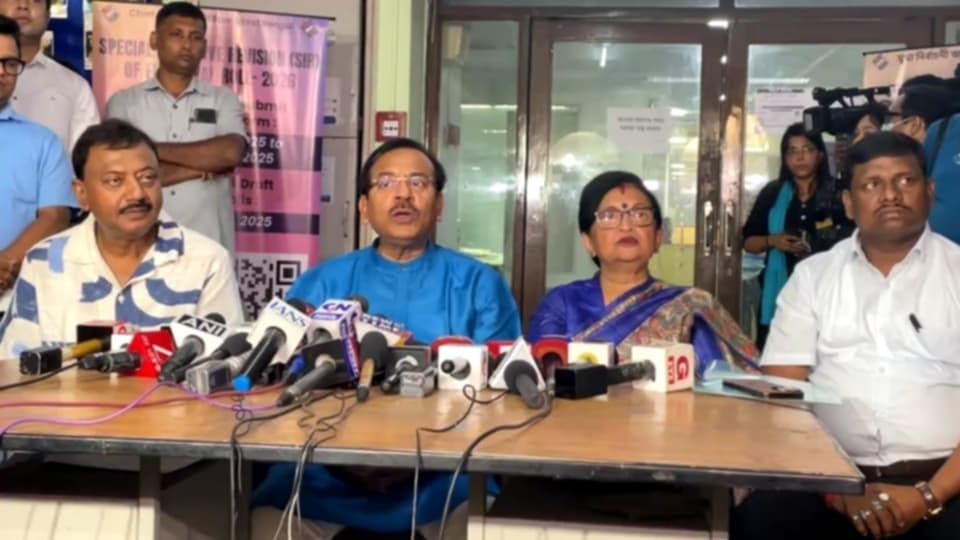 ‘বিজেপির বি-টিম হয়ে কাজ করছে’, বৈঠকের পর কমিশনের বিরুদ্ধে অভিযোগ তৃণমূলের