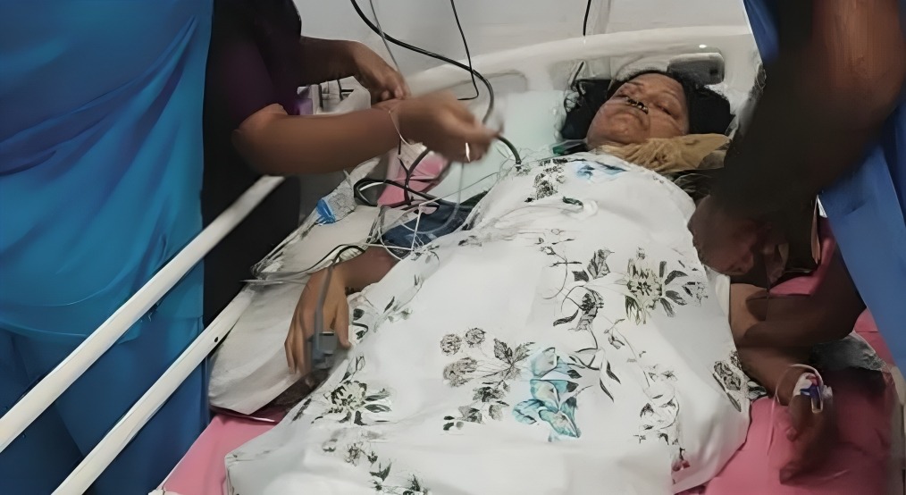 ১৩ দিনের অনশনের শেষে ঠাকুরবাড়িতে হঠাৎ অসুস্থ মমতাবালা ঠাকুর, ভর্তি হাসপাতালে