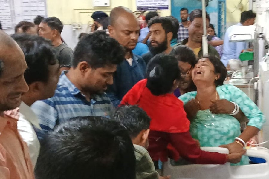 উলুবেড়িয়ায় মর্মান্তিক দুর্ঘটনা, স্কুল থেকে ফেরার পথে পুকুরে পুলকার পড়ে মৃত্যু ৩ স্কুলপড়ুয়ার