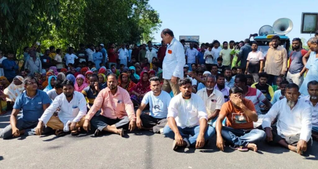 মাথাভাঙায় ভোটার তালিকা থেকে ৪২৫ জনের নাম উধাও, SIR আতঙ্কে পথ অবরোধ