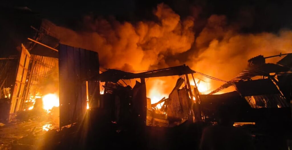 হাওড়ার বাঁকড়ায় ভয়াবহ অগ্নিকাণ্ড! পুড়ে ছাই জামাকাপড়ের মার্কেট