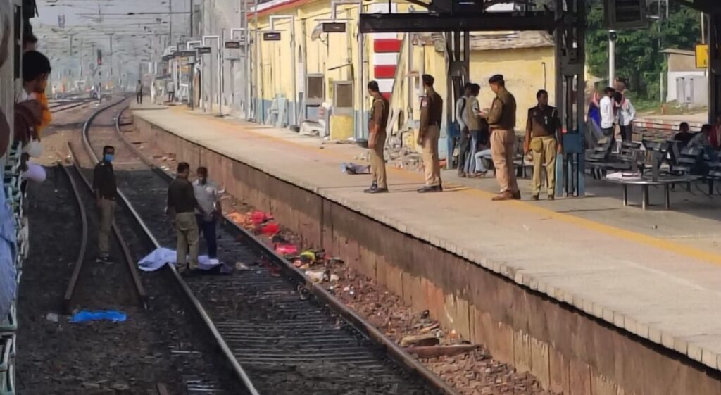 যোগীরাজ্যে রেলালাইন পার হতে গিয়ে ট্রেনের ধাক্কায় মৃত অন্তত চার