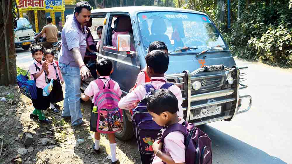 নজরে স্কুলপড়ুয়াদের নিরাপত্তা, পুলকার নিয়ে একগুচ্ছ নির্দেশিকা রাজ্য পরিবহণ দপ্তরের