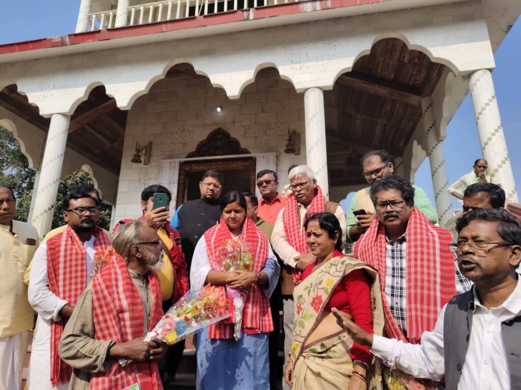 ‘ধর্মের আফিম’ই এখন ভরসা? ভোটের টানে ঠাকুরবাড়িতে সুজন-মীনাক্ষীর ‘মন্দির-দর্শন’
