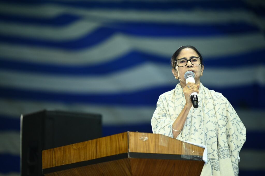 ‘বাংলাকে যাঁরা জব্দ করতে চাইছে, তাঁদের স্তব্ধ করব’, নেতাজি ইনডোর থেকে BJP-কে তোপ মমতার