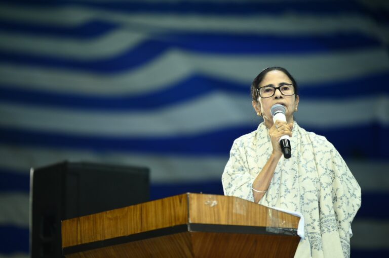 ‘বাংলাকে যাঁরা জব্দ করতে চাইছে, তাঁদের স্তব্ধ করব’, নেতাজি ইনডোর থেকে BJP-কে তোপ মমতার