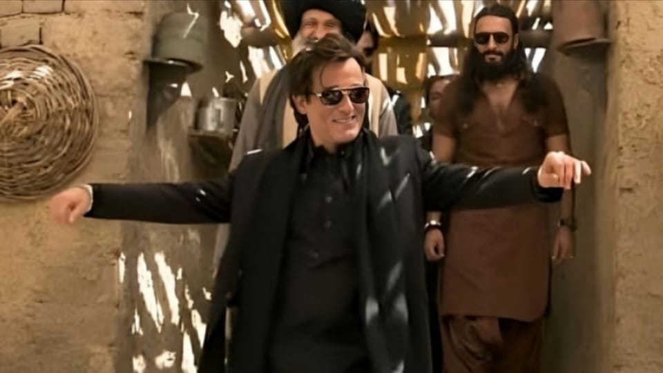 বাবা-ছেলের ‘ডান্স কানেকশন’! ‘ধুরন্ধরে’ অক্ষয়ের নাচের স্টেপে হঠাৎই ট্রেন্ডে বিনোদ খন্নার ৩৬ বছরের পুরোনো ভিডিও