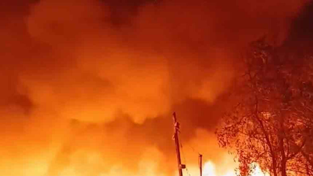 ইকোপার্কের কাছে বাংলাদেশি কলোনিতে বিধ্বংসী আগুন, জ্বলছে একের পর এক ঝুপড়ি