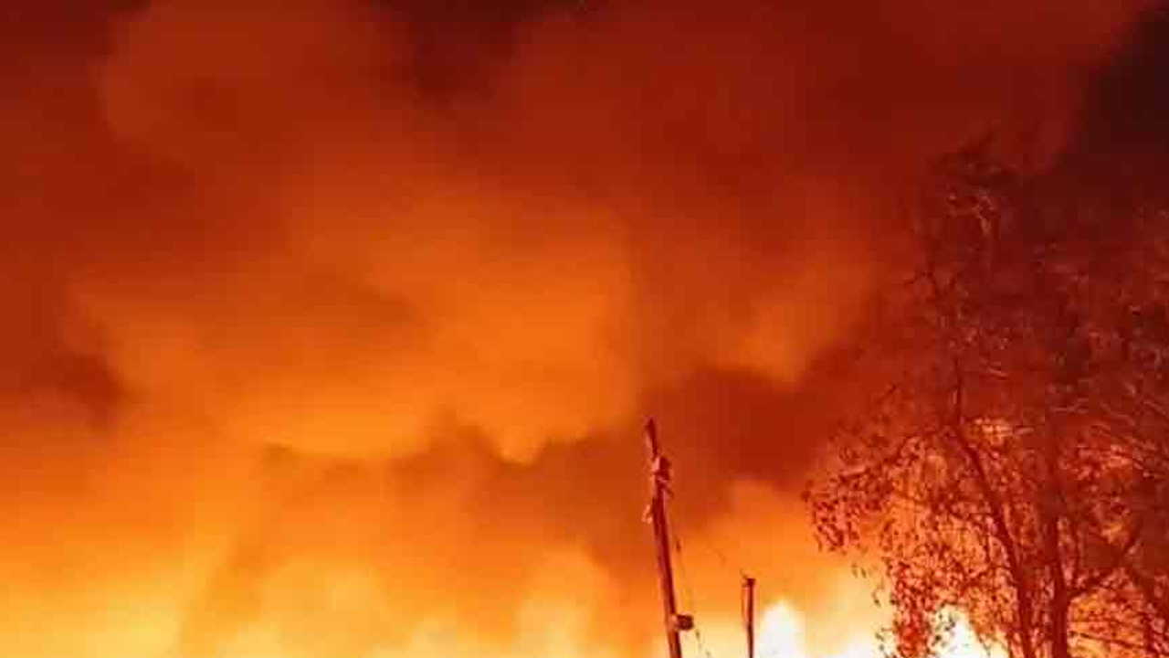 ইকোপার্কের কাছে বাংলাদেশি কলোনিতে বিধ্বংসী আগুন, জ্বলছে একের পর এক ঝুপড়ি