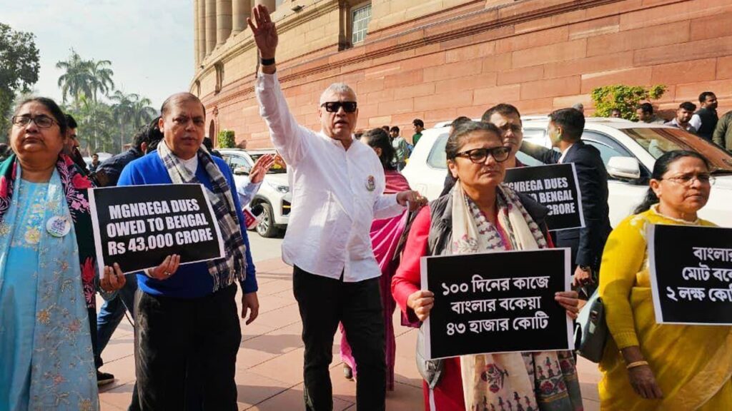বাংলার বকেয়ার দাবিতে বিজয় চক থেকে মকরদ্বার পর্যন্ত মিছিল তৃণমূল সাংসদদের