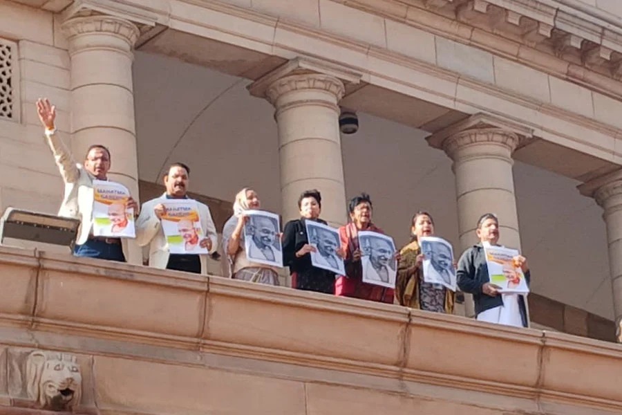 গান্ধীজির নাম মুছে এবার ‘রামজি’ বিল! সংসদে সোচ্চার তৃণমূল