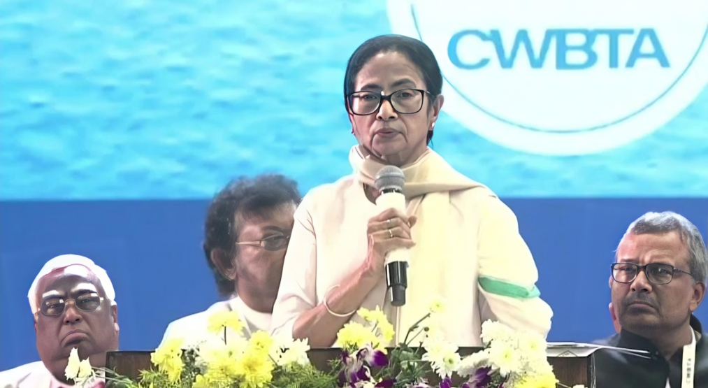 এআই মানছি, কিন্তু কাজ হারানো চলবে না, ব্যবসায়ীদের সম্মেলনে ‘হিউম্যান টাচ’-এ জোর মুখ্যমন্ত্রীর