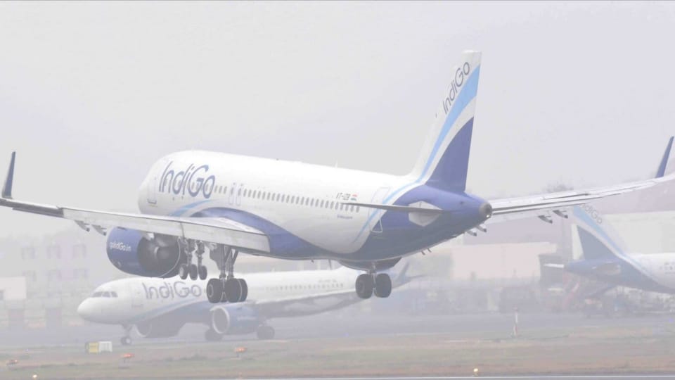 ঘন ধোঁয়াশার জেরে তলানিতে দৃশ্যমানতা, রাজধানীতে বিলম্বিত অন্তত ২০০ উড়ান