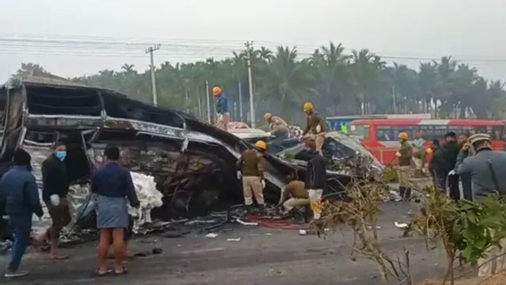 কর্নাটকে বাস-ট্রাকের মুখোমুখি সংঘর্ষ, ঝলসে মৃত্যু অন্তত ১০ জনের
