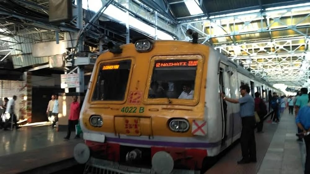 বড়দিনেও রেহাই নেই! শিয়ালদহ মেন ও নর্থ শাখায় ট্রেন লেটে চরম ভোগান্তিতে যাত্রীরা