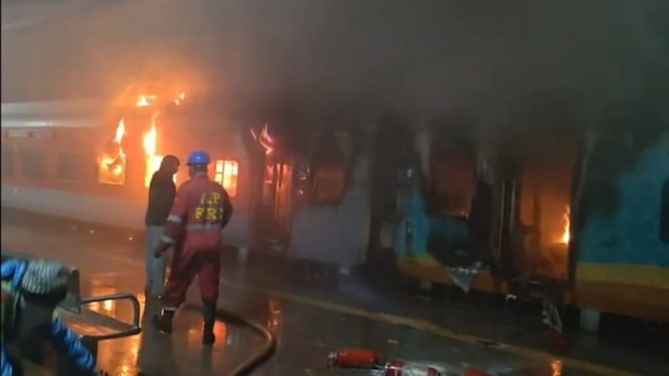অন্ধ্রপ্রদেশে ট্রেনে ভয়াবহ অগ্নিকাণ্ড, পুড়ে ছাই দুই কামরা! দগ্ধ হয়ে মৃত্যু এক যাত্রীর