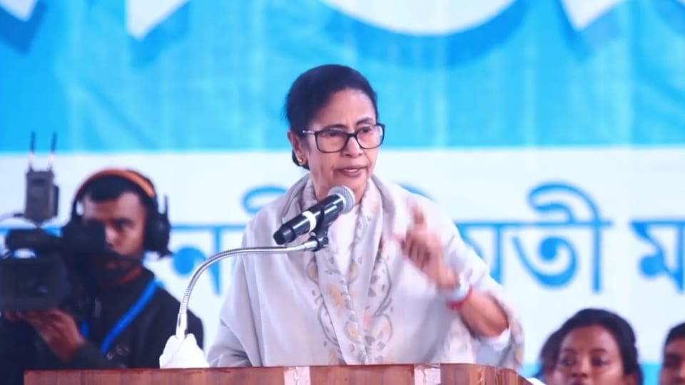 আমি জমি না দিলে রেল-কয়লা প্রকল্পগুলো হলো কী করে? শাহের দাবির পাল্টা চ্যালেঞ্জ মমতার