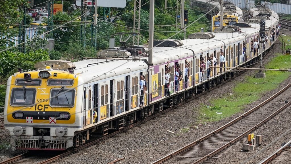 ১ জানুয়ারি থেকে হাওড়া-শিয়ালদহ শাখায় বদলাচ্ছে ট্রেনের সময়সূচি