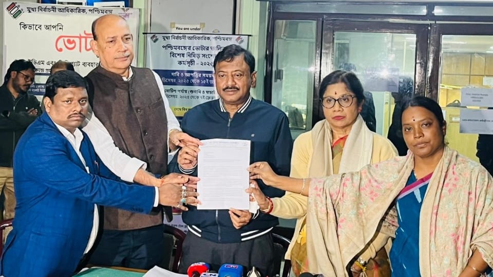 ষাটোর্ধ্ব ও অসুস্থ সব নাগরিকের বাড়িতেই হোক শুনানি, কমিশনে জোরালো সওয়াল তৃণমূলের